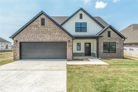 517 S Benchmark Ln, Fayetteville, AR 72704