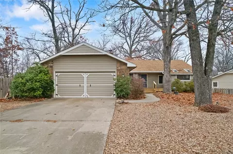 70 Walney Dr, Bella Vista, AR 72715