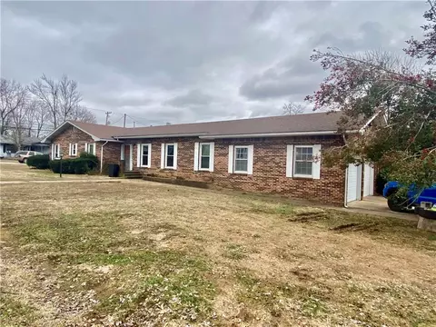 305 Walnut St, Green Forest, AR 72638