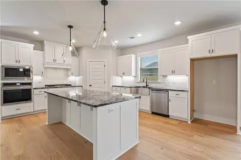 Kitchen - 2205 Bergman Rd, Pea Ridge, AR 72751 photo 2 of 2