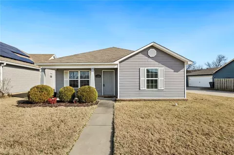 1200 S Lyndon Xing, Fayetteville, AR 72704