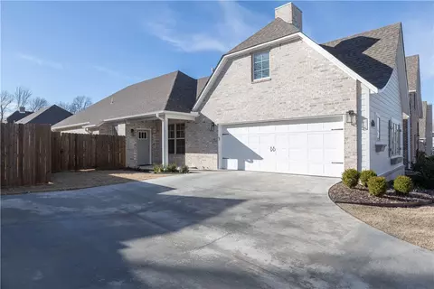 3757 W Somerville Ln, Fayetteville, AR 72704