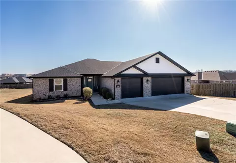 1303 Eagle Ct, Gravette, AR 72736