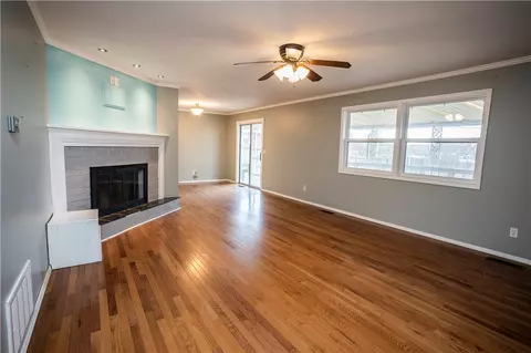 Living - 103 Cardinal St, Harrison, AR 72601 photo 2 of 4