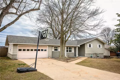 Exterior - 103 Cardinal St, Harrison, AR 72601 photo 2 of 11