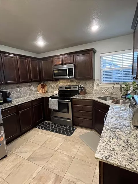 Kitchen - 3901 Kirkbridge Pl, Springdale, AR 72764 photo 2 of 6