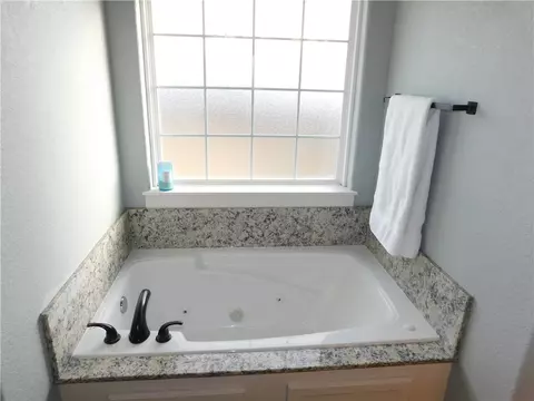 Bath - 3901 Kirkbridge Pl, Springdale, AR 72764 photo 4 of 9