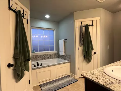 Bath - 3901 Kirkbridge Pl, Springdale, AR 72764 photo 3 of 9