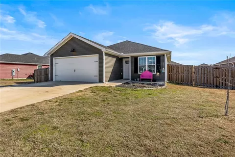 817 S Parrot Ln, Siloam Springs, AR 72761