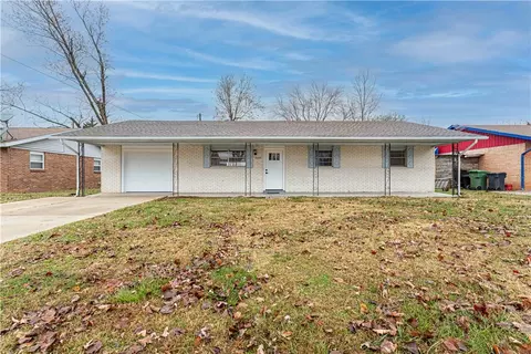 2005 Craig St, Rogers, AR 72758
