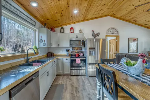 Kitchen - 3484 Nc 3050, Jasper, AR 72641 photo 4 of 6
