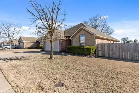 100 E Laurel Ave, Rogers, AR 72758
