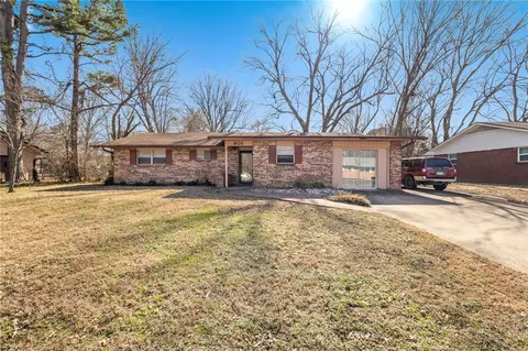 901 Bel Air Dr, Fayetteville, AR 72703