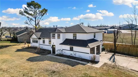 828 S Chateau Dr, Rogers, AR 72758