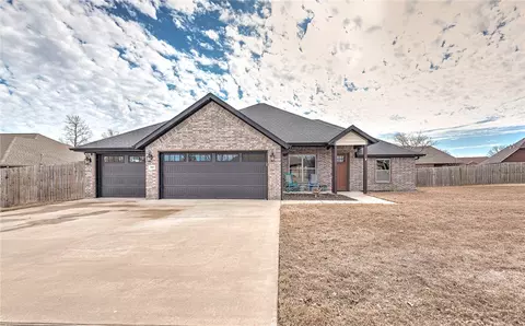 909 Carter Ct, Siloam Springs, AR 72761