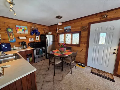 Kitchen - 583 Nc 1700, Compton, AR 72624 photo 4 of 4