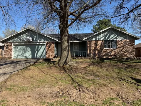 2707 S 44th St, Springdale, AR 72762