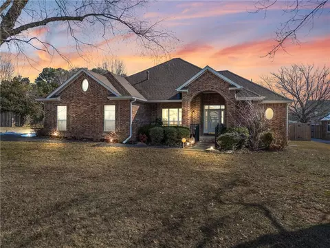 2096 N Barrington Dr, Fayetteville, AR 72701
