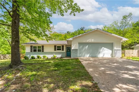 2640 Stagecoach Dr, Fayetteville, AR 72703
