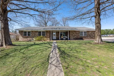 708 Valley West Dr, Rogers, AR 72756