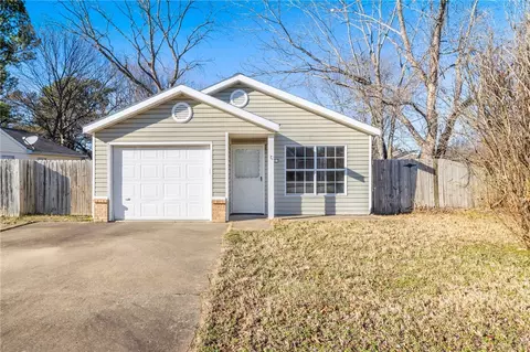 402 Redbud Ln, Fayetteville, AR 72703