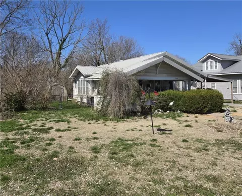 526 Spring St, Springdale, AR 72764 photo 5