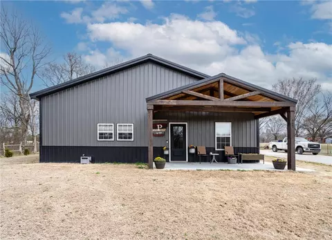 662 N Robin Rd, Gentry, AR 72734