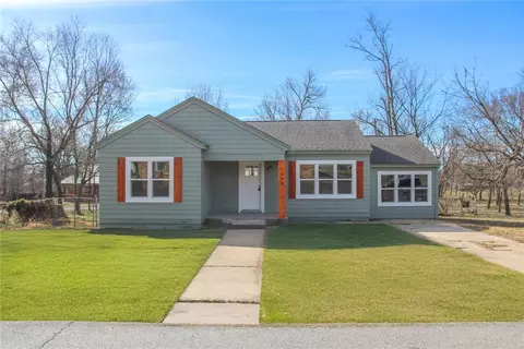 698 Park Cir, Gentry, AR 72734