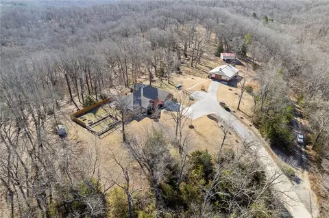 8400 Navajo Trl, Rogers, AR 72756