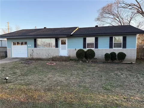 1108 W Olive St, Rogers, AR 72756