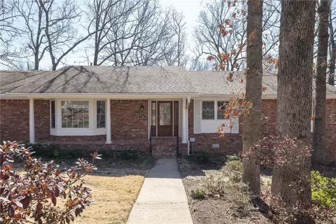 1750 N Applebury Dr, Fayetteville, AR 72701