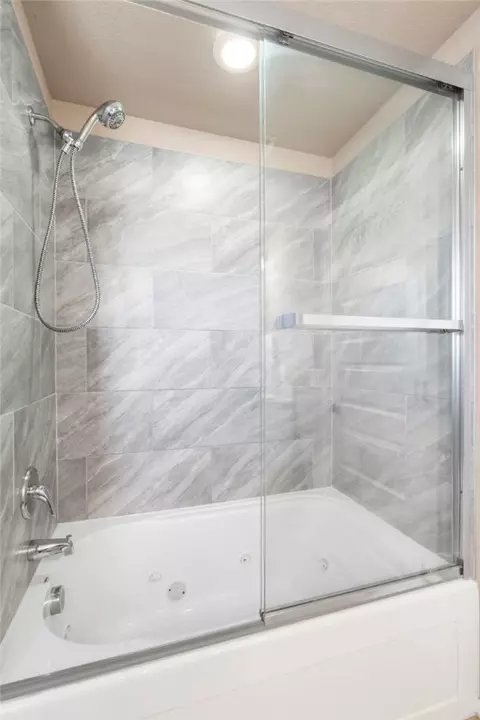 Bath - 3825 Baltic St, Springdale, AR 72762 photo 2 of 3