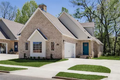 122 N Hawkstone Dr, Fayetteville, AR 72704