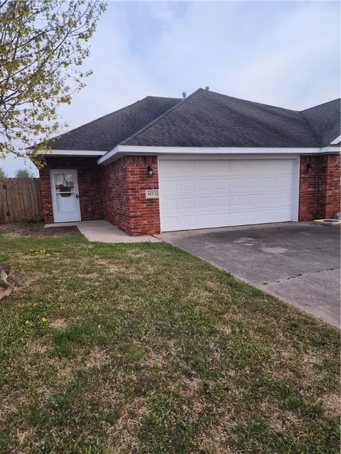 817 Hindman Dr #1, Prairie Grove, AR 72753