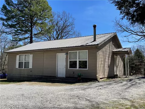 921 Gaskill St, Huntsville, AR 72740
