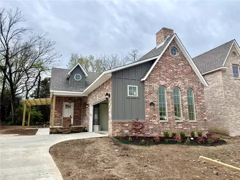 118 N Hawkstone Dr, Fayetteville, AR 72704
