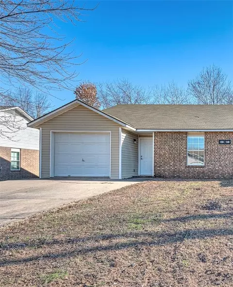 1350 N Boxley Ave, Fayetteville, AR 72704