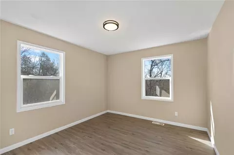 Bedroom - 211 E Forsythe St, Pyatt, AR 72672 photo 4 of 4