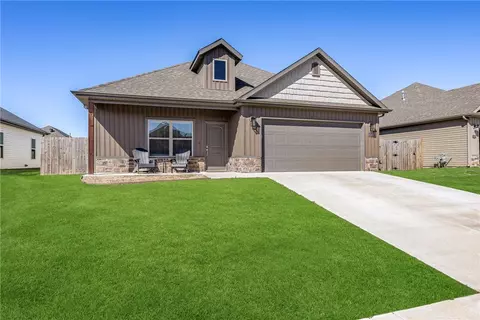 1030 Sunshine Ct, Centerton, AR 72719