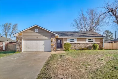 1105 E Linden St, Rogers, AR 72756