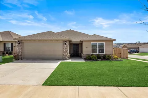 945 E Starling St, Fayetteville, AR 72701