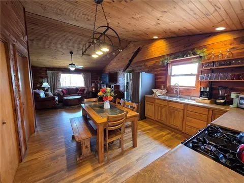 Kitchen - 46 Nc 1902, Compton, AR 72624 photo 3 of 4