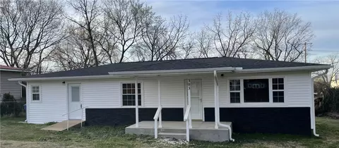303 NE Akron St, Gravette, AR 72736