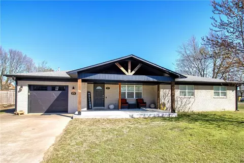 216 S Collins Ave, Gentry, AR 72734