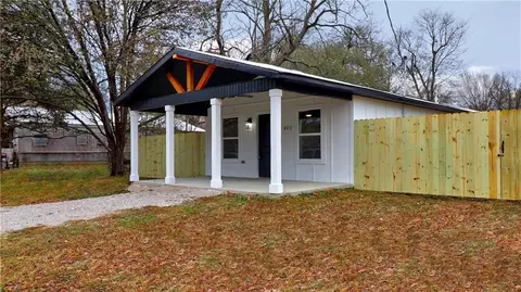 402 NE 4th Ave, Gravette, AR 72736