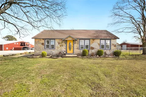 1227 W 1st Ave, Gentry, AR 72734