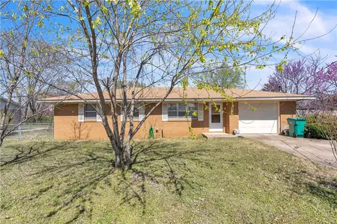 32 Cedar St, Farmington, AR 72730