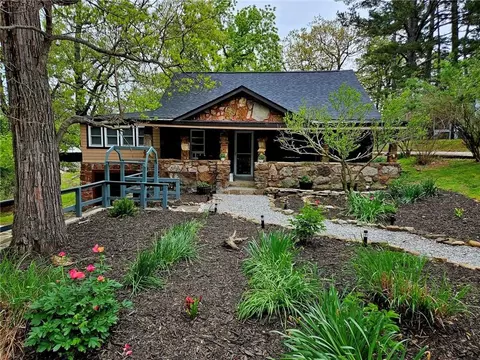 52 Wall St, Eureka Springs, AR 72632