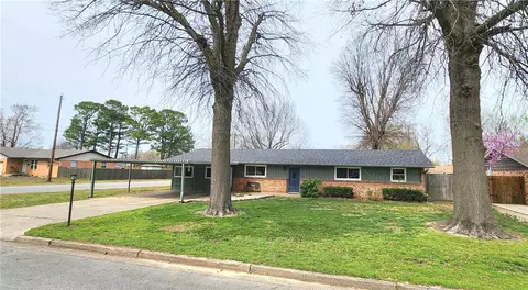 1914 Dee Ave, Springdale, AR 72762