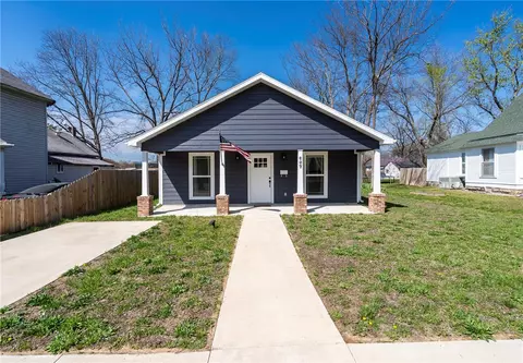 607 E Delaware St, Siloam Springs, AR 72761